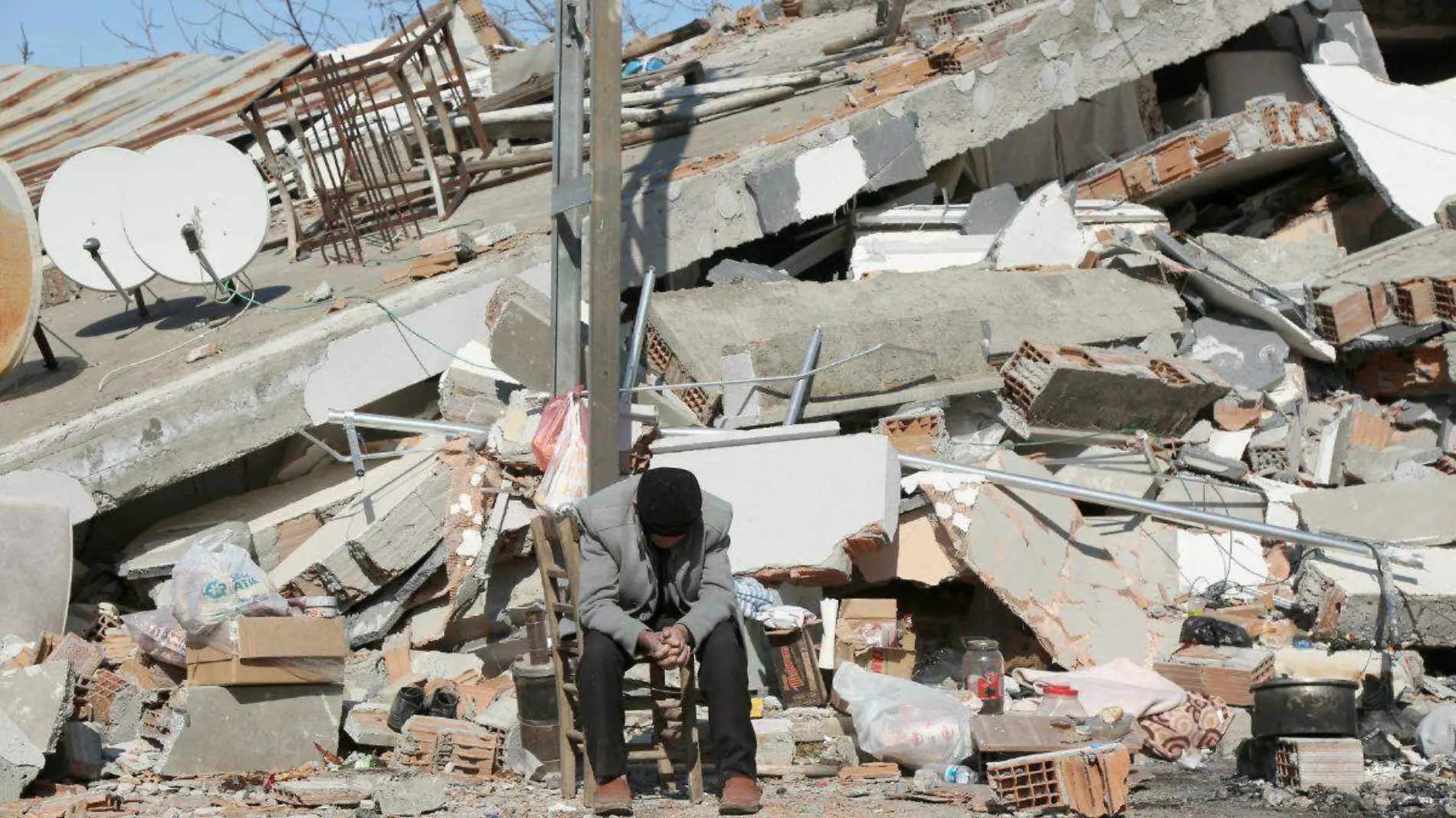 Turquía busca detener a los constructores de edificios tras terremoto (1)